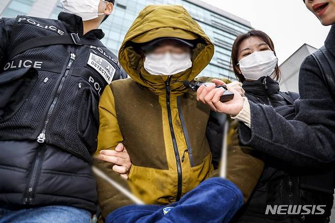 [서울=뉴시스] 정병혁 기자 = 아내를 살해한 혐의로 재판에 넘겨진 대형 로펌 출신 미국 변호사의 1심 선고가 이번 주 나온다. 검찰은 우발적 범행이 아니라며 그에게 무기징역을 선고했다. 사진은 미국 변호사 A씨가 지난해 12월12일 서울 성북구 성북경찰서에서 서울중앙지방검찰청으로 송치되고 있는 모습. 2023.12.12. jhope@newsis.com