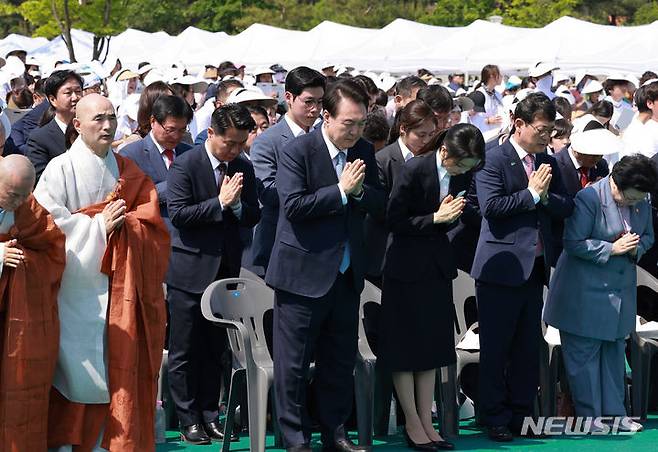 [양주=뉴시스] 전신 기자 = 윤석열 대통령과 부인 김건희 여사가 19일 양주 회암사지 특설무대에서 열린 '회암사 사리 이운 기념 문화축제 및 삼대화상 다례재'에서 합장하고 있다. (대통령실통신사진기자단) 2024.05.19. photo1006@newsis.com