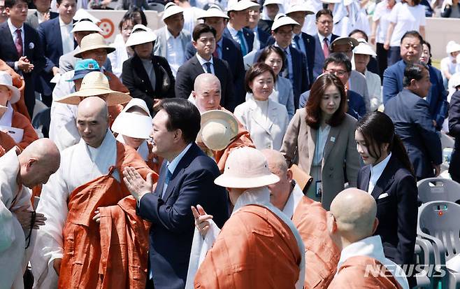 [양주=뉴시스] 전신 기자 = 윤석열 대통령과 부인 김건희 여사가 19일 양주 회암사지 특설무대에서 열린 '회암사 사리 이운 기념 문화축제 및 삼대화상 다례재'를 마친 뒤 이동하고 있다. (대통령실통신사진기자단) 2024.05.19. photo1006@newsis.com