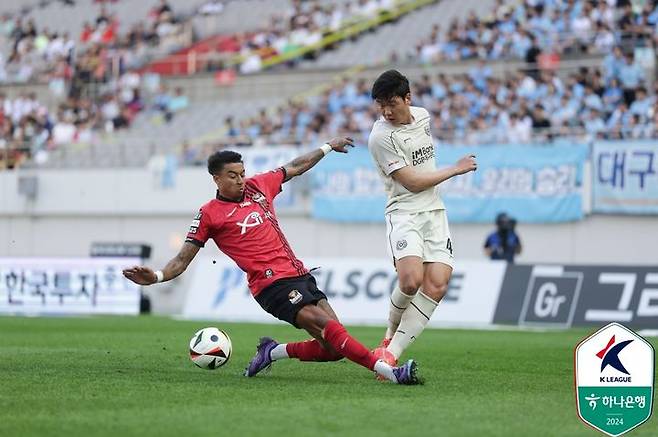 [서울=뉴시스]K리그1 서울 린가드 복귀전에서 태클을 시도하고 있다. (사진=프로축구연맹 제공)