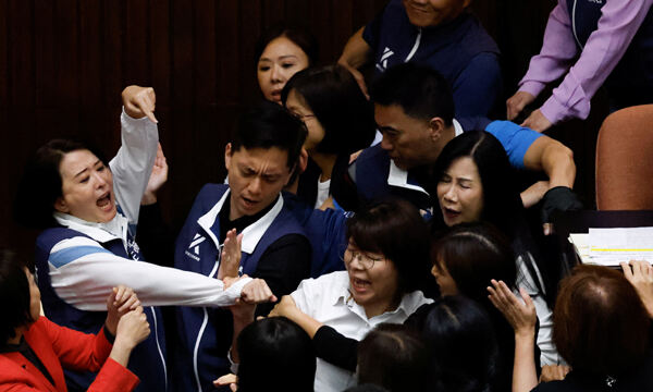 17일 대만 타이베이 입법원(국회)에서 입법원 개혁법안 투표를 앞두고 여야 여성 의원들이 격렬한 몸싸움을 벌이고 있다. 로이터연합뉴스