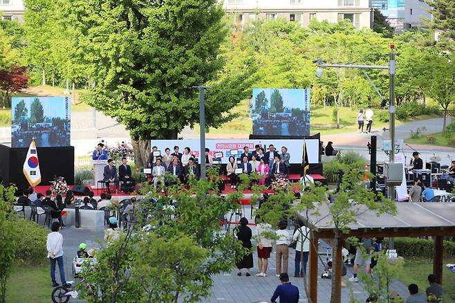 천안시의회가 18일 천안시 서북구 불당동 아름드리 공원에서 토크콘서트를 개최했다.