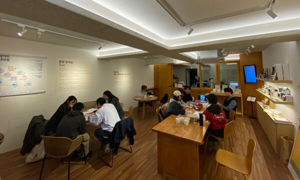 지난 4월 4일 대전 유성구 어은동의 한 카페에서 마련된 ‘띠모크라시 총선 특집 모임’에서 선거공보물 분석 작업 중인 청년들. 대전참여자치시민연대 제공