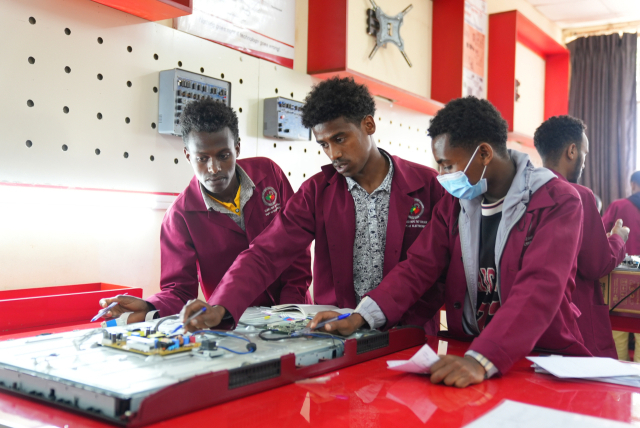 에티오피아 수도 아디스아바바에 있는 LG·한국국제협력단(KOICA) 희망직업훈련학교에서 학생들이 전기전자 분야 교육을 받고 있다. 사진 제공=KOICA