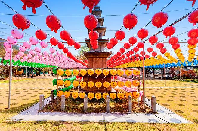 신원사 연등 풍경