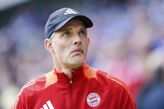 바이에른 뮌헨 토마스 투헬 감독이 19일 끝난 호펜하임전에서 관중석을 바라보고 있다. AP연합뉴스