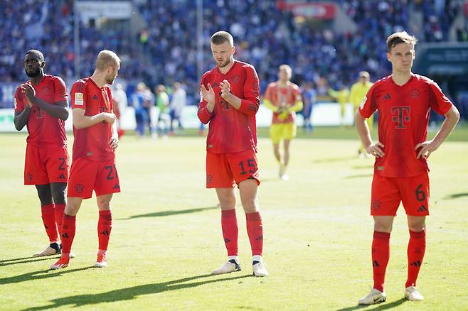 바이에른 뮌헨 선수들이 시즌 최종전에서 호펜하임에 역전패한 뒤 아쉬운 표정으로 팬 앞에 서서 박수를 치고 있다. AP연합뉴스
