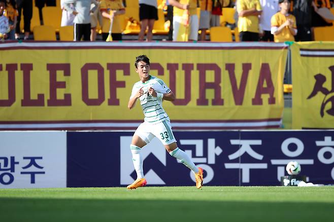K리그 전북 현대 전병관이 19일 광주FC와의 원정 경기에서 골을 넣은 뒤 기뻐하고 있다. 프로축구연맹 제공