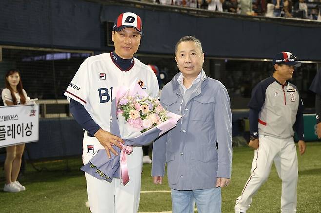 ▲ 이승엽 감독(오른쪽)의 100승을 직접 축하하는 박정원 회장 ⓒ 두산 베어스