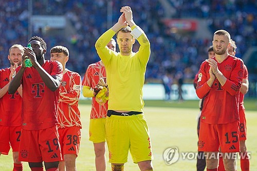 뮌헨이 19일(한국시간) 독일 호펜하임에 있는 프리제로 아레나에서 열린 호펜하임과의 2023-2024시즌 분데스리가 최종 라운드에서 2-4 역전패를 당했다.   뮌헨은 이 경기 패배로 승점 확보에 실패했다. 동시간대 열린 슈투트가르트와 보루시아 묀헨글라트바흐 경기에서 슈투트가르트가 4-0 대승을 거두면서 뮌헨은 3위(23승 3무 8패 승점 72)로 밀려났다. 슈투트가르트가 2위(23승 4무 7패 승점 73)로 올라섰다.   뮌헨이 3위로 내려앉은 건 지난 2010-2011시즌 이후 13년 만이다. 연합뉴스