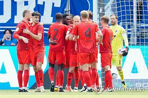 뮌헨이 19일(한국시간) 독일 호펜하임에 있는 프리제로 아레나에서 열린 호펜하임과의 2023-2024시즌 분데스리가 최종 라운드에서 2-4 역전패를 당했다.&nbsp;  뮌헨은 이 경기 패배로 승점 확보에 실패했다. 동시간대 열린 슈투트가르트와 보루시아 묀헨글라트바흐 경기에서 슈투트가르트가 4-0 대승을 거두면서 뮌헨은 3위(23승 3무 8패 승점 72)로 밀려났다. 슈투트가르트가 2위(23승 4무 7패 승점 73)로 올라섰다.&nbsp;  뮌헨이 3위로 내려앉은 건 지난 2010-2011시즌 이후 13년 만이다. 연합뉴스