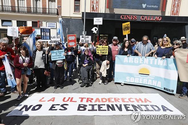 "극우는 환영받지 못한다" 밀레이 반대 시위 (마드리드[스페인] EPA=연합뉴스) 하비에르 밀레이 아르헨티나 대통령의 스페인 마드리드 방문을 반대하는 아르헨티나 교민들과 현지 시민들이 스페인 주재 아르헨티나 대사관 앞에서 "극우는 환영받지 못한다"란 배너를 보이면서 시위하고 있다. 2024.5.19