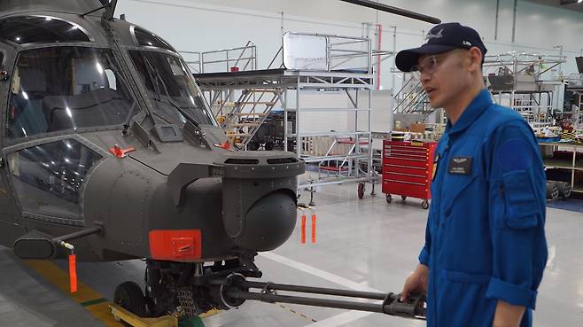 KAI 헬기비행시험팀 정영욱 수석 (사천=연합뉴스) KAI 헬기비행시험팀 정영욱 수석이 LAH 무장 능력에 대해 설명하고 있다. 2024.5.19 [KAI 제공]