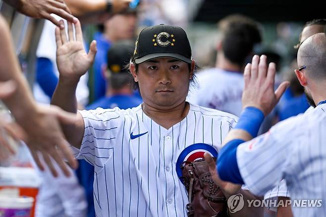 더그아웃에서 동료의 환영받는 이마나가  [게티이미지/AFP=연합뉴스]