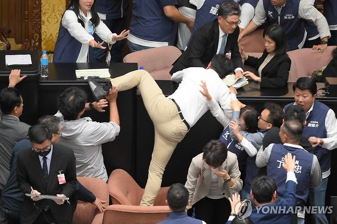 17일 대만 입법원에서 벌어진 여야 난투극 [AFP=연합뉴스]