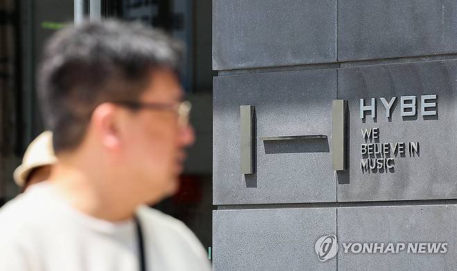 하이브, 민희진 어도어 대표 감사 착수…주가 영향은 (서울=연합뉴스) 서대연 기자 = 가요 기획사 하이브의 주가가 걸그룹 뉴진스가 소속된 산하 레이블 어도어 민희진 대표와의 갈등으로 하락세를 보이고 있다. 
    하이브는 22일 민희진 대표 등이 경영권 탈취 시도를 했다며 전격 감사에 착수한 것으로 알려졌다. 민 대표는 하이브의 또 다른 산하 레이블인 빌리프랩의 걸그룹 아일릿이 뉴진스를 카피했다는 공식입장으로 맞받아쳤다. 이 갈등의 영향 등으로 22일 하이브의 주가는 전 거래일보다 7.81％ 하락했다. 사진은 23일 오후 서울 용산구 하이브 사옥. 2024.4.23 dwise@yna.co.kr