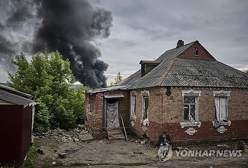 포격으로 연기가 솟아오르는 우크라이나 하르키우주의 한 마을 [EPA=연합뉴스 자료사진. 재판매 및 DB 금지]