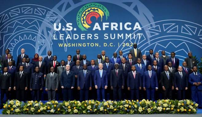 2022년 12월 미국 워싱턴DC에서 열린 미국·아프리카 정상회의에서 조 바이든 미국 대통령과 아프리카 정상들이 단체 사진을 찍고 있다. (사진=연합뉴스 제공)