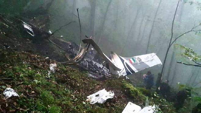 20일(현지시간) 이란 북서부 바르자간 지역의 한 산에 추락한 에브라힘 라이시 이란 대통령의 헬기 잔해(사진=로이터)