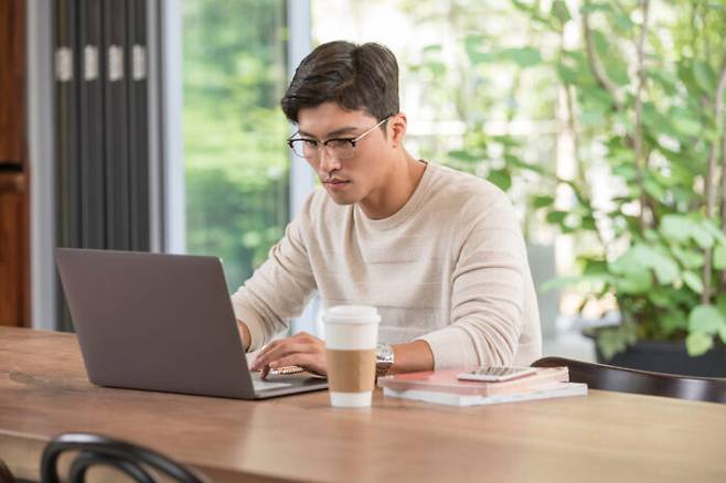 엉덩이를 의자에 붙이고 오래 앉아 있을수록 우리 몸은 여러 위험한 질병에 노출되기 쉽다. [사진=클립아트코리아]