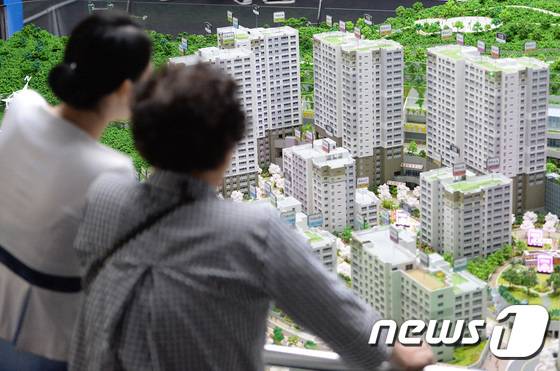 경기 성남시 분당구 구미동에 마련된 판교 더샵 퍼스트파크 모델하우스에서 청약 당첨자들이 입주할 아파트를 살펴보고 있다. 2017.7.13/뉴스1