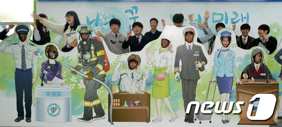한국잡월드에서 열린 경기·강원·제주 청년 20만+ 창조 일자리 박람회에서 학생들이 기념촬영을 하고 있다. /뉴스1 ⓒ News1 이재명 기자