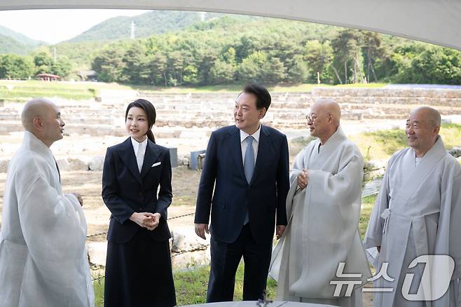 윤석열 대통령과 김건희 여사가 19일 오전 경기 양주회암사지에서 열린 '회암사 사리 이운 기념 문화축제 및 삼대화상 다례재'에 참석해 조계종 총무원장 진우스님으로부터 회암사지에 대한 설명을 듣고 있다. (대통령실 제공) 2024.5.19/뉴스1 ⓒ News1 안은나 기자