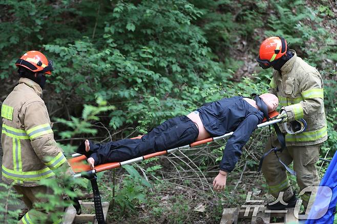 20일 오후 경기 화성시 무봉산자연휴양림에서 열린 '2024년 화성시 재난대응 안전한국훈련'에서 화성소방서와 육군 제51보병사단 및 유관기관 관계자들이 산사태 발생 및 산불 등 복합재난 상황을 가정해 훈련을 진행하고 있다. 2024.5.20/뉴스1 ⓒ News1 김영운 기자