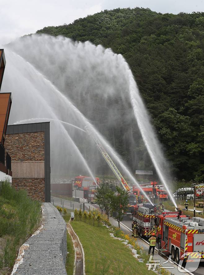 20일 오후 경기 화성시 무봉산자연휴양림에서 열린 '2024년 화성시 재난대응 안전한국훈련'에서 화성소방서와 육군 제51보병사단 및 유관기관 관계자들이 산사태 발생 및 산불 등 복합재난 상황을 가정해 훈련을 진행하고 있다. 2024.5.20/뉴스1 ⓒ News1 김영운 기자