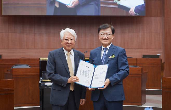 일송상 교육분야 수상자인 배순훈 글로벌경영협회 회장(왼쪽)과 최양희 한림대 총장.