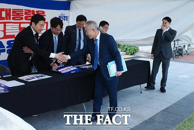 양 당선인이 16일 오후 국회 본청 앞에 마련된 채상병 특검법 수용을 위한 민주당 초선 당선인 농성장을 떠나면서 김용만 하남을 당선인과 악수하고 있다. /김세정 기자