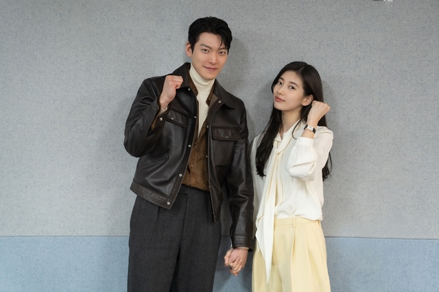 배우 김우빈(왼쪽)과 수지가 KBS2 '함부로 애틋하게' 이후 7년 만에 재회한다. /넷플릭스
