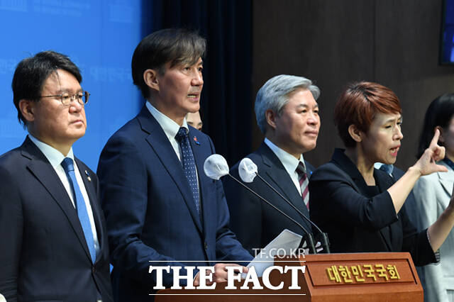 조국 조국혁신당 대표와 당선인들은 지난 17일 국회 소통관에서 개헌특위 설치 및 제7공화국 개헌 제안관련 기자회견을 하며 "윤석영 대통령이 자신의 임기 단축에 동의하고 우리가 말하는 개헌에 동의한다면 지금까지의 국정운영 실패, 무능, 무책임에도 불구하고 헌법을 바꿨다는 점에서 기여한 대통령으로 역사에 남을 것"이라고 주장했다. /이새롬 기자