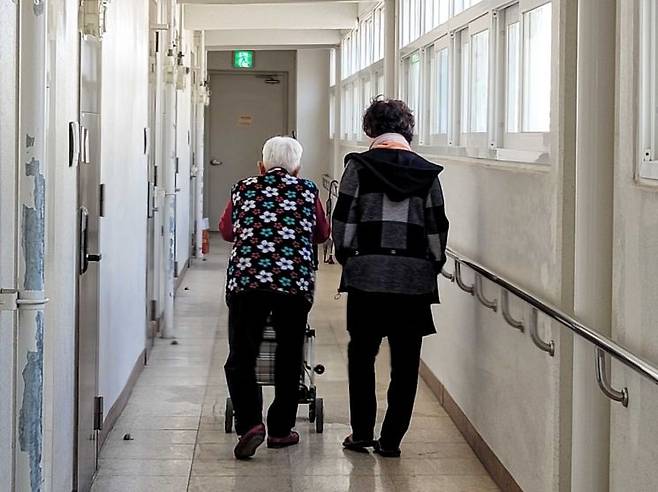 지난달 1일 한국토지주택공사(LH)가 만든 고령자복지주택인 경기도 시흥시 은계 LH 7단지 702동 5층 복도에서 할머니들이 함께 걷고 있다. 사진=심나영 기자