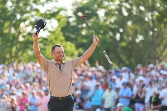 잰더 쇼플리가 PGA 챔피언십에서 생애 첫 메이저 우승을 달성한 뒤 환호하고 있다.[루이빌(미국)=AFP·연합뉴스]