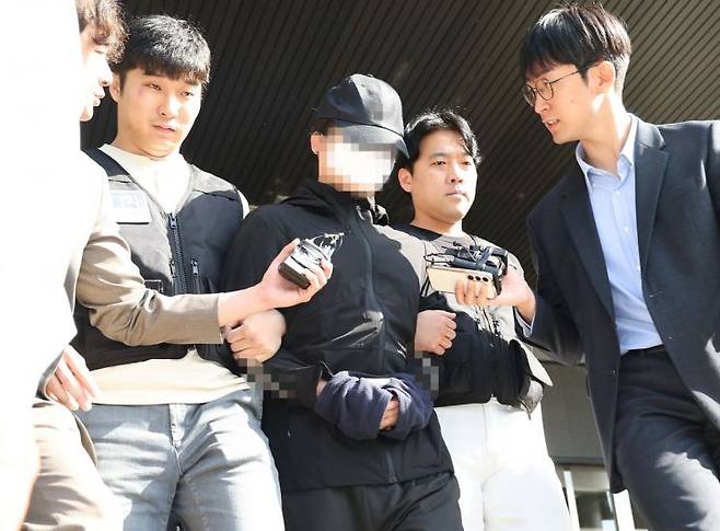 최모씨가 지난 14일 서울 서초경찰서에서 검찰로 송치되고 있다. [이미지출처=연합뉴스]