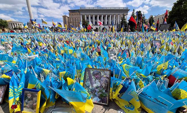 15일(현지시각) 오후 우크라이나 키이우 독립광장에 아직 시신을 찾지 못한 전사자들의 이름이 적힌 우크라이나 국기가 가득 꽂혀 있다.  / 오종찬 기자