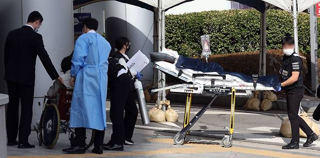 서울 서대문구 세브란스병원에서 환자가 이송되고 있다. /뉴스1