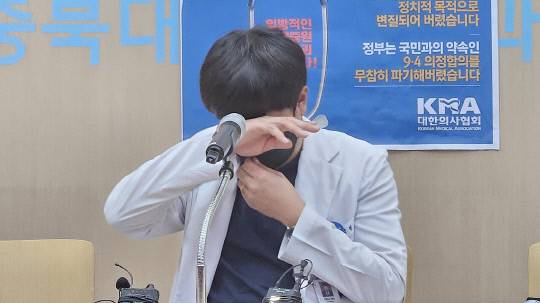 정부의 의대 정원 증원에 반발심으로 사직서를 낸 충북대병원 교수 중 한 명의 사직서가 수리된 것으로 20일 확인됐다.