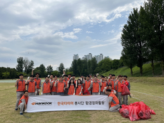 한국타이어앤테크놀로지㈜는 20일 대전 대덕구 금강로하스길 일대에서 30여명의 임직원들이 참여한 가운데 '환경정화 봉사활동'을 진행했다. 한국타이어 제공