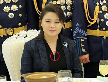 지난해 2월 건군절 75주년 기념연회에서 김정은 국무위원장 부인 리설주가 ICBM 목걸이를 착용했다. 평양 노동신문=뉴스1