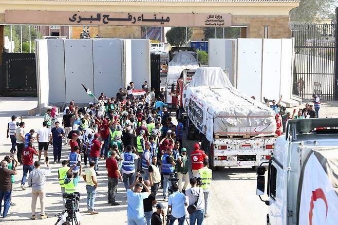 지난해 10월21일(현지 시간) 구호품을 실은 트럭들이 이집트 라파 국경 검문소를 통해 가자지구로 들어가고 있다. 그동안 라파 국경의 개방과 폐쇄를 결정해 온 이집트는 이스라엘이 최근 팔레스타인 쪽 국경 검문소를 장악한 것에 불만이 많다. 라파=신화 뉴시스