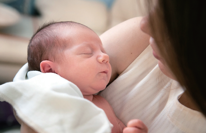 신생아는 엄마 품에 안기면 편안함을 느낀다. 네덜란드 과학자들은 신생아와 산모의 신체 접촉을 높여 조산 사망률을 줄일 수 있다고 제안했다. 사진 픽사베이
