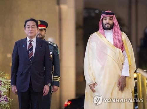 무함마드 빈 살만 사우디아라비아 왕세자(오른쪽)가 지난해 7월 16일 사우디 제다에서 기시다 후미오 일본 총리의 방문을 환영하는 행사를 열고 있다. 사우디아라비아 왕실 제공·연합뉴스