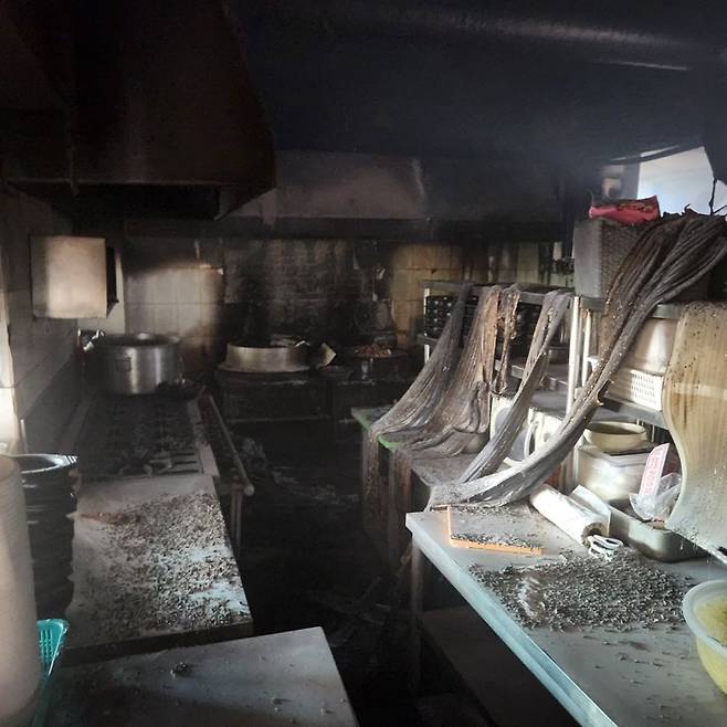 부산소방재난본부에 따르면 20일 오전 6시 43분께 부산시 사하구 괴정동의 식당에서 음식물 조리 중 불이 났다. 부산소방재난본부 제공