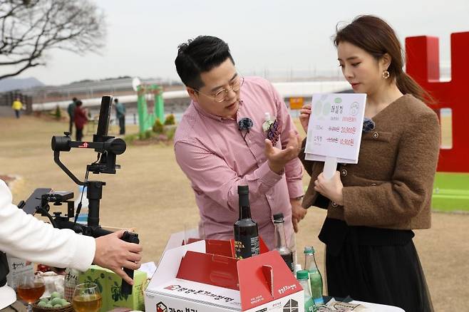 남도장터 온라인 쇼핑몰에서 담양 농축특산물 라이브커머스가 진행되고 있다.  전남도 제공