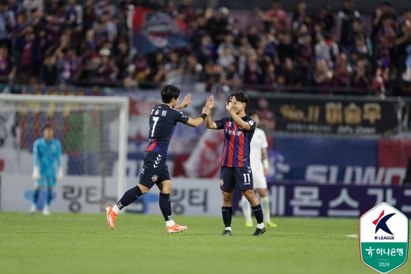 정승원(왼쪽), 이승우(이상 수원FC). 한국프로축구연맹 제공