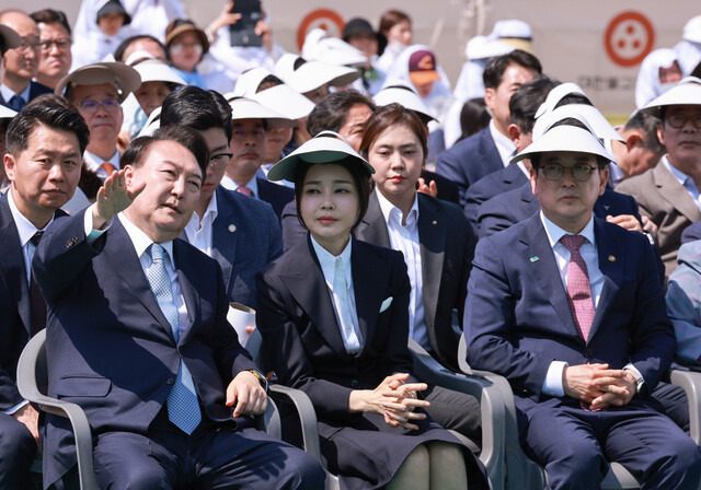 윤석열 대통령과 김건희 여사가 19일 경기 양주시 회암사지에서 열린 \'회암사 사리 이운 기념 문화축제 및 삼대화상 다례재\'에 참석해 이야기를 나누고 있다. 연합뉴스