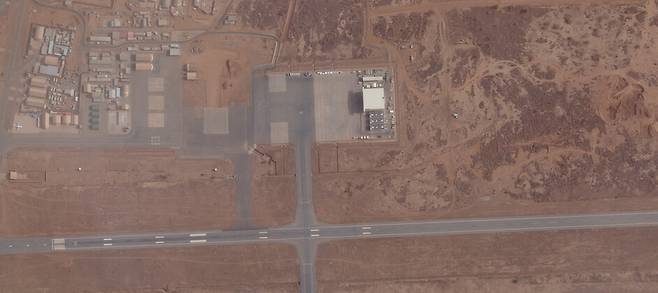 지난달 28일 위성 촬영된 니제르의 수도 니아메의 디오리 하마니 국제공항 옆 공군기지 모습. 로이터 연합뉴스