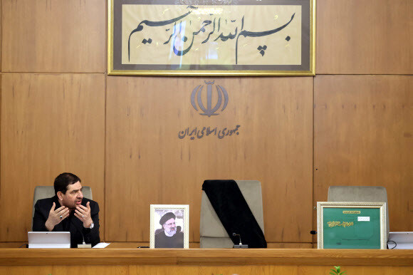 20일(현지시각) 이란 수도 테헤란에서 열린 이란 정부 내각 긴급회의장에 마련된 에브라힘 라이시 이란 대통령 자리에 그의 사진과 검은 천이 놓여있다. 테헤란/로이터 연합뉴스